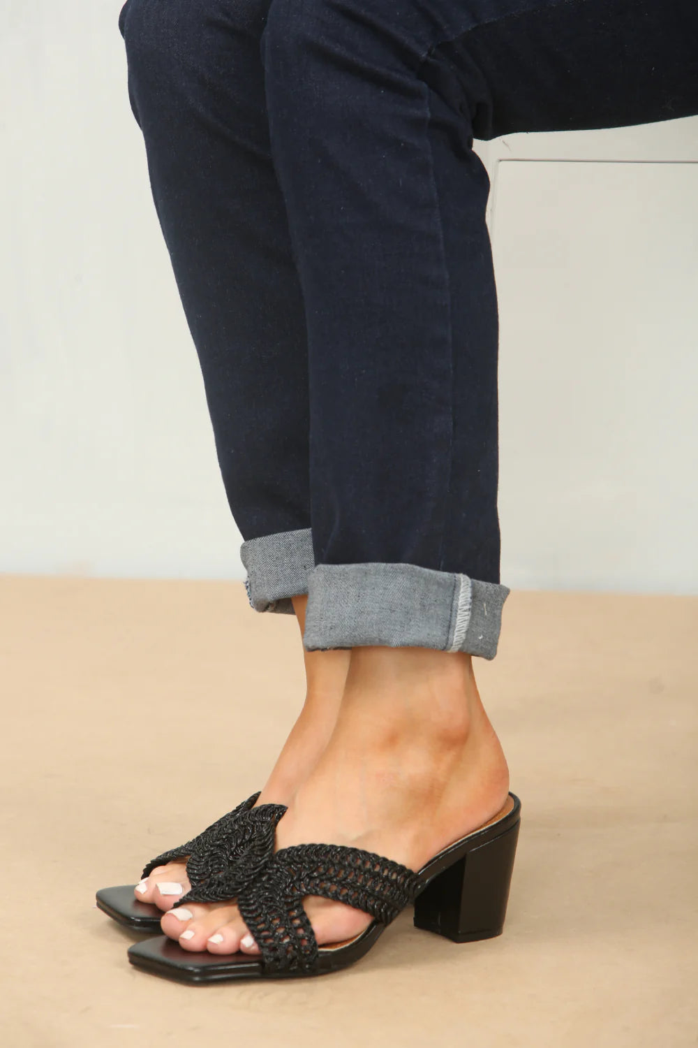 KNITTED BLOCK HEEL MULES IN BLACK