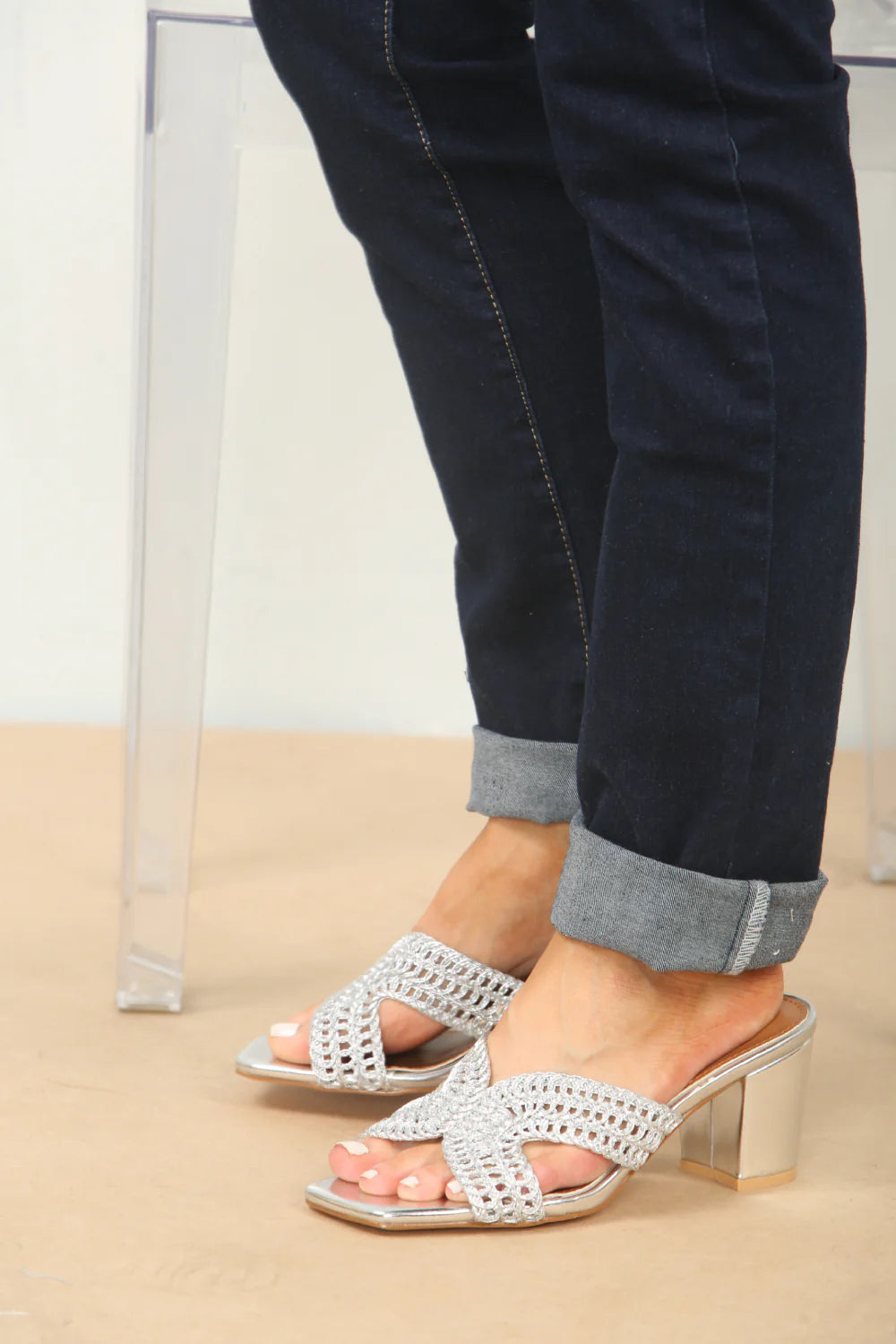 KNITTED BLOCK HEEL MULES IN SILVER
